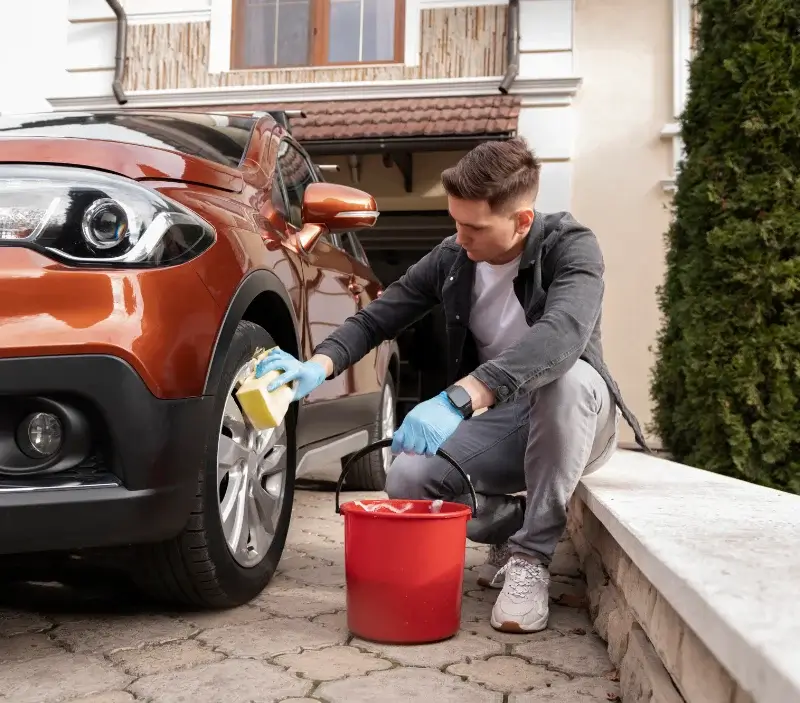 Lavage auto à domicile Saint-Paterne - Le Chevain : professionnel intervenant sur un véhicule